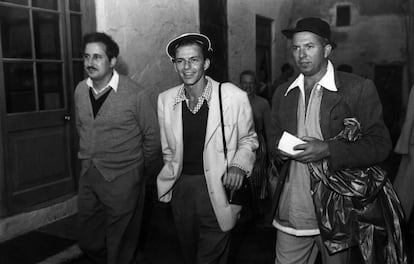 Frank Sinatra paseando por las calles de Tossa de Mar con el compositor John Van Houson en 1950.