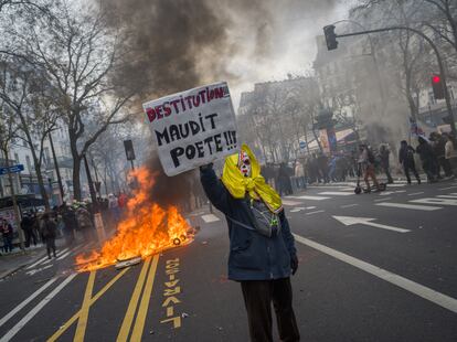 Manifestantes se enfrentan a la policía antidisturbios el jueves en París. 