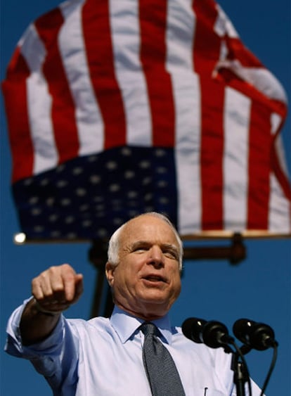 El republicano John McCain se dirige al público en un acto electoral en el barrio de La Pequeña Habana de Miami, capital de Florida, uno de los Estados clave en la recta final de la campaña a la Presidencia de EE UU. 
Foto: AFP