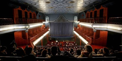 Público en el patio de butacas de la Sala 1 del Cine Doré, sede de la Filmoteca Española, en Madrid.