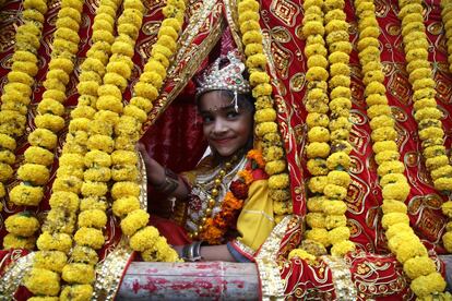 Una niña india vestida como la diosa Parvati participa en la festividad popular hindú en honor a Shiva "Maha Shivaratri", también llamada "la gran noche de Shiva", en Jammu, capital de invierno de la Cachemira (India).