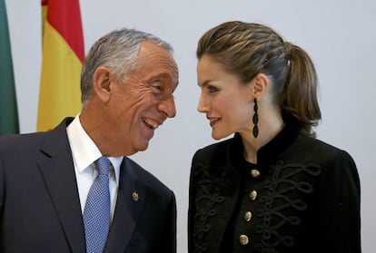 La reina de España, con el pelo trenzado y recogido conversa con el presidente luso Marcelo Rebelo de Sousa durante una visita a la Fundación Champalimaud.