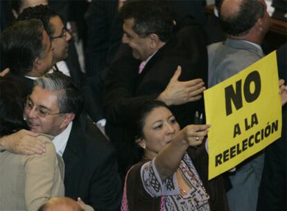 Diputados uribistas celebran la victoria junto a una opositora.