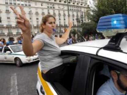 Una empleada municipal asoma por la ventanilla de un coche durante una protesta frente al Parlamento griego en Atenas, Grecia, hoy, miércoles 17 de julio de 2013.