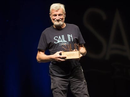 El navegante francés Jean Luc van den Heede recibe el premio Sail In Festival en Bilbao.