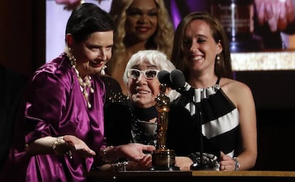 Isabella Rossellini traduce a Lina Wertmuller en el escenario de los Oscars honoríficos.