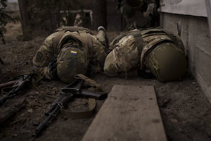 Dos soldados ucranios se ponían a cubierto del fuego de artillería en Irpin, el 13 de marzo.