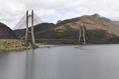 Las lluvias de abril le han venido bien al campo y a los pantanos. En la imagen, vista del embalse de Barrios de Luna (León), una de las puertas de entrada a Asturias, que se encuentra al 95,7% de su capacidad.