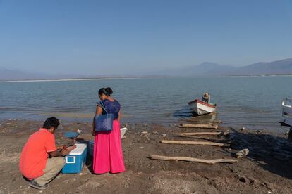 Los pescadores trabajan al borde de la presa, construida con el fin de dotar agua a los sembradíos de los municipios vecinos. 