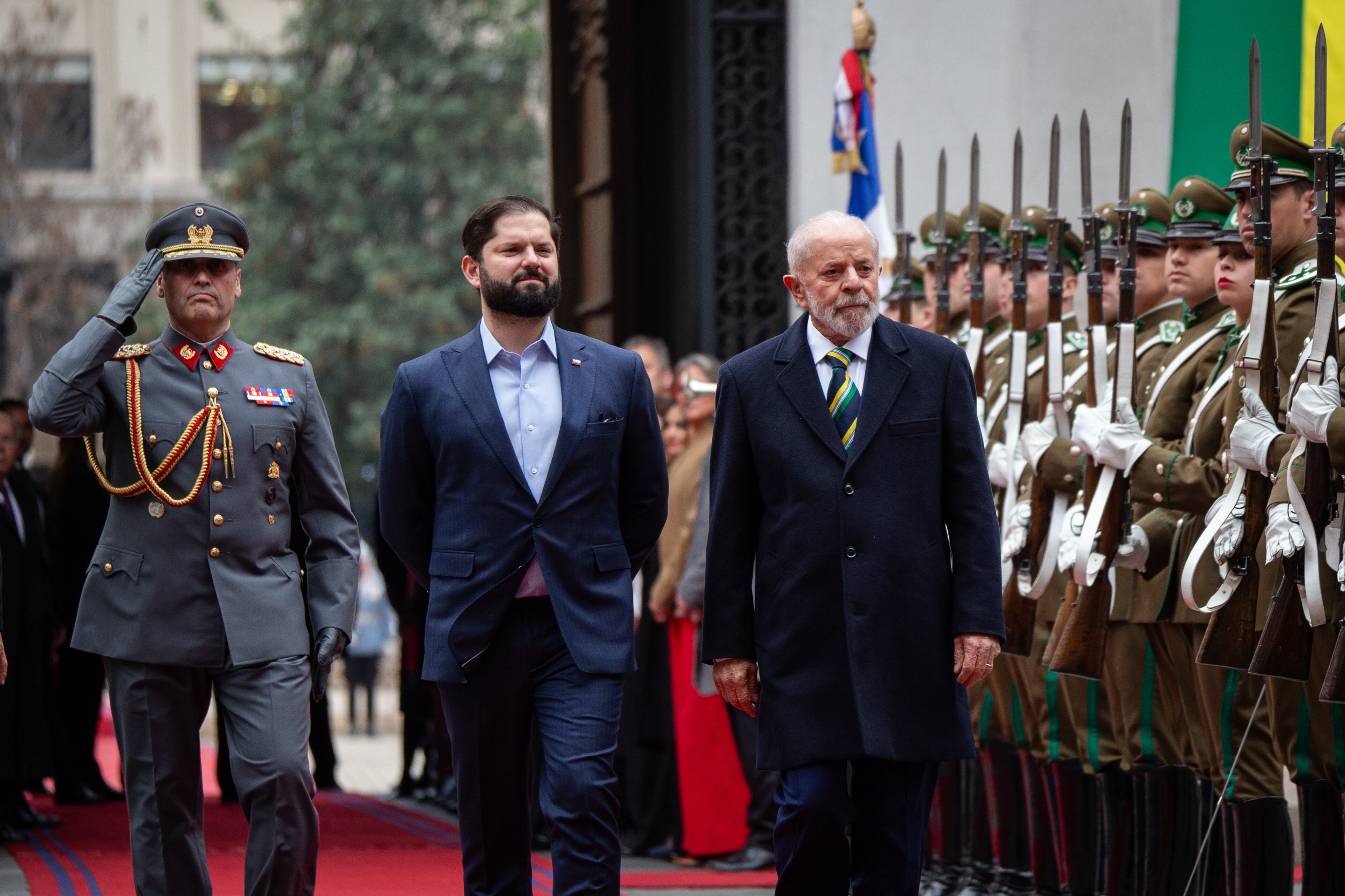 Gabriel Boric e Lula da Silva entram no Palácio La Moneda, em Santiago, Chile.
