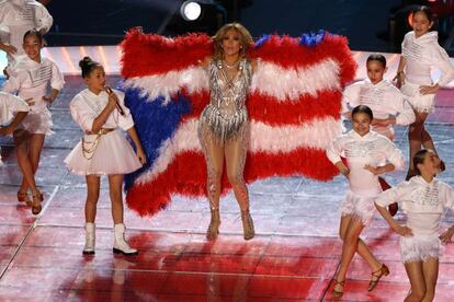 La cantante Jennifer Lopez (junto a su hija Emme) muestra la bandera de Puerto Rico hecha con plumas.