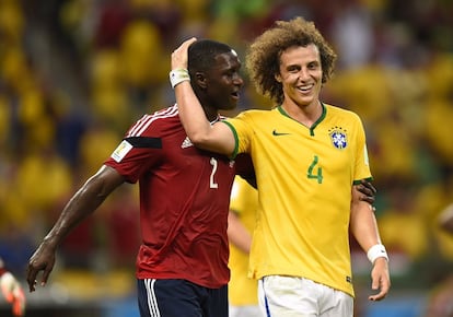 El defensa brasile&ntilde;o David Luz (d) bromea con el colombiano Cristian Zapata. 