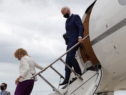 El candidato Joe Biden y su esposa aterrizan en Wisconsin.