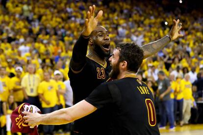 LeBron James y Kevin Love celebran el título.