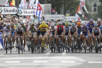 Cancellara, en el centro con el maillot amarillo, insta al pelotón a frenarse para esperar a los damnificados por las caídas de la etapa.