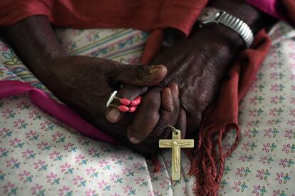 Una mujer sostiene un rosario durante una misa en Dhaka (Bangladés).