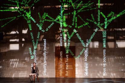 La actriz francesa Lyn Thibault realiza una escena de la obra 'Re: Walden', del director francés Jean-Fran, en la Chartreuse de Villeneuve-lez, en Aviñón.