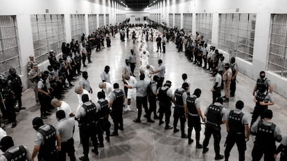 Algunos de los venezolanos deportados a El Salvador, a su llegada a la cárcel.