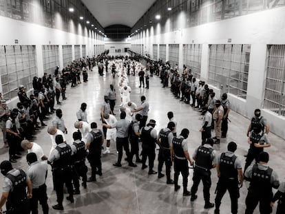 Algunos de los venezolanos deportados a El Salvador, a su llegada a la cárcel.
