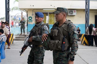 Soldados ecuatorianos custodian los centros de votación en la ciudad de Durán. 