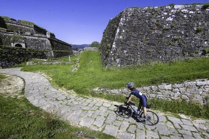 Un ciclista entre las murallas del fuerte de Valença do Minho, al norte de Portugal.