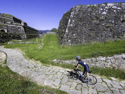 Un ciclista entre las murallas del fuerte de Valença do Minho, al norte de Portugal.