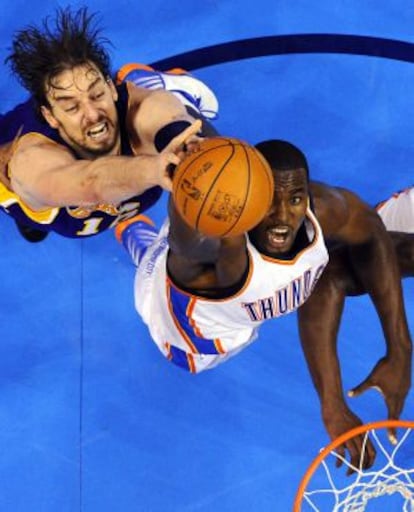 Gasol e Ibaka pugnan por un balón