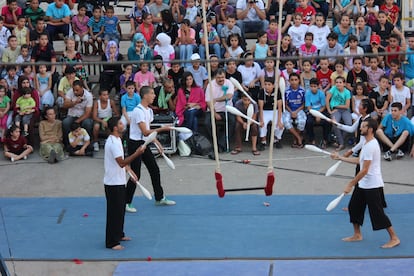 Escuela de verano de la Escuela palestina de circo, en Birzeit, en Cisjordania, en 2012. Imagen de la Palestinian Circus School (PCS) Collection.