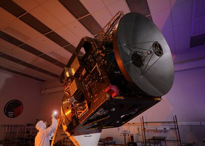 Un ingeniero inspecciona la sonda 'Hope' de Emiratos Árabes.
