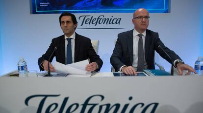 Desde la izquierda, José María Álvarez-Pallete, presidente de Telefónica, y Angél Vilá, nuevo consejero delegado.