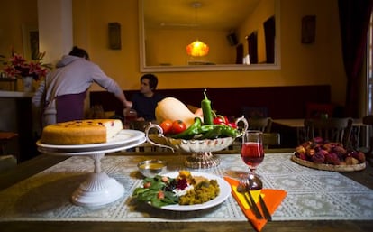 Bodegón de verduras y comida vegetariana en restaurante Gauranga.