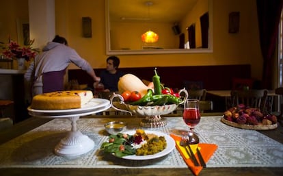 Bodeg&oacute;n de verduras y comida vegetariana en restaurante Gauranga. 