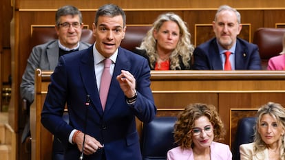 El presidente del Gobierno, Pedro Sánchez, se dirige al líder de la oposición durante la sesión de control al Ejecutivo, este miércoles.