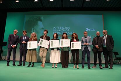 Foto de familia de los premiados en la IV edición del Premio Internacional de Periodismo Chaves Nogales. / APS