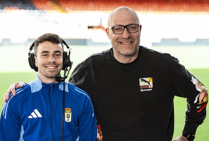 Nacho Abella, jugador del Real Oviedo, junto al narrador Miguel Ángel Román en las finales de LALIGA FC Pro 25.