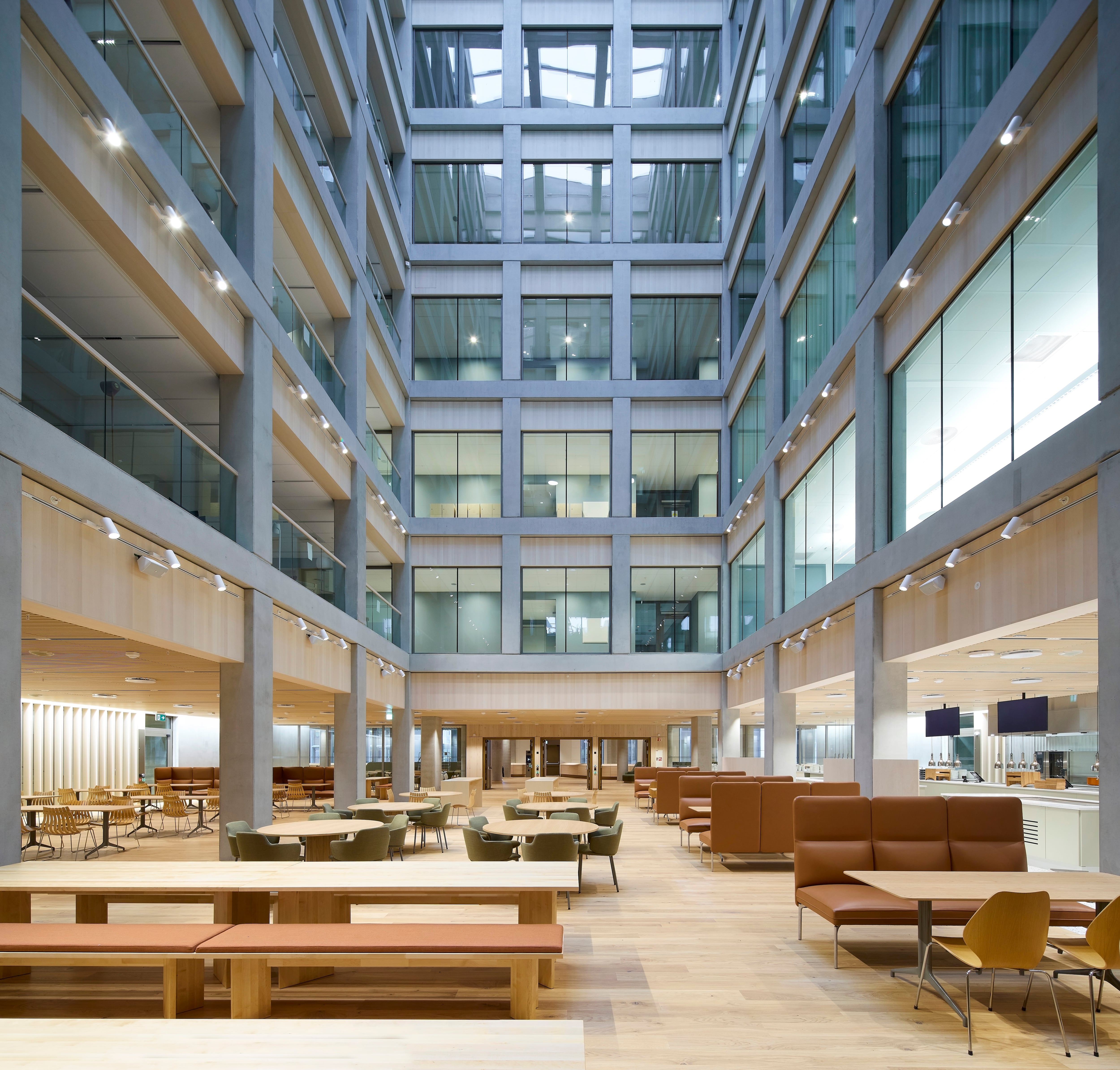 La arquitectura del edificio recicla un 20% del anterior mobiliario.