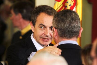 José Luis Rodríguez Zapatero y Alberto Ruiz-Gallardón conversan en el Congreso.