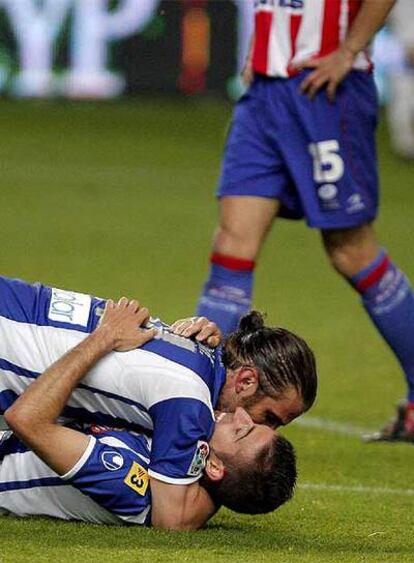 Iván Alonso (arriba) abraza a Luis García tras la consecución de un gol.