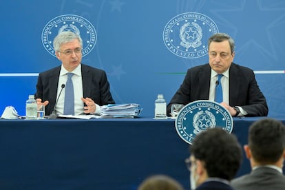 El ministro de Economía italiano, Daniele Franco, junto al primer ministro, Mario Draghi, durante la rueda de prensa del lunes.