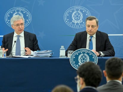 El ministro de Economía italiano, Daniele Franco, junto al primer ministro, Mario Draghi, durante la rueda de prensa del lunes.
