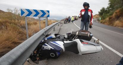 Accidente de un motociclista en la carretera de acceso a Sierra Nevada. 