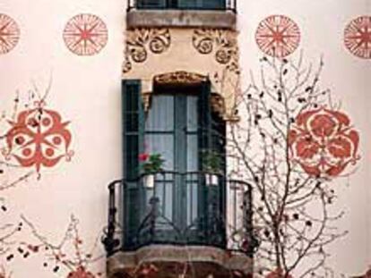 Una de las fachadas esgrafiadas recuperadas del Eixample.