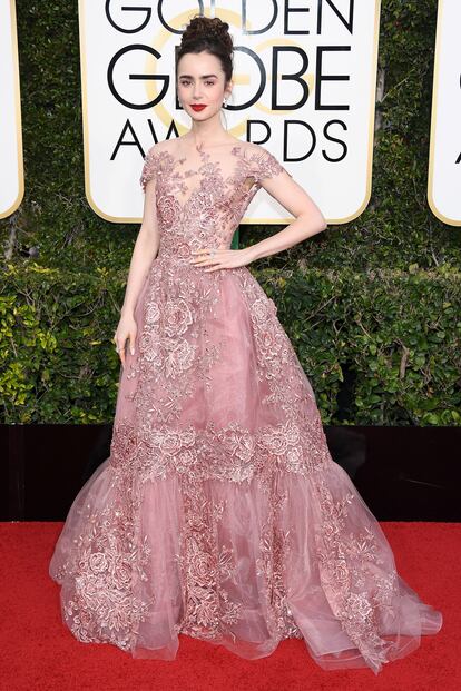 Lily Collins, nominada a Mejor Actriz de comedia por Rules Don't Apply, lució un vestido rosa de Zuhair Murad.