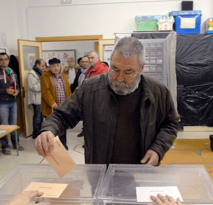 El secretario general de UGT, Cándido Méndez, vota en Jaén. Detrás, el dirigente del mismo sindicato en Andalucía, Manuel Pastrana.