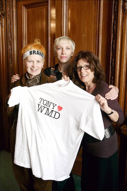 Annie junto a la diseñadora Viviennt Westwood y Anita Roddick, durante una manifestación en contra de los misiles nucleares Trident en Londres.