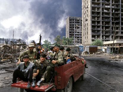 Combatientes chechenos en Grozni, en agosto de 1996.