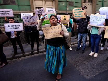 Manifestantes protestan frente a la oficina del Arzobispado boliviano en La Paz, Bolivia, en mayo de 2023.