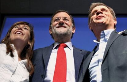 El líder del PP, acompañado por la líder del partido en Cataluña y el candidato a la alcaldía de Barcelona