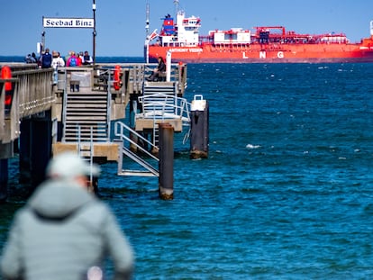 Un barco metanero, fotografiado la semana pasada frente a las costas de Mecklemburgo-Pomerania Occidental (Alemania).