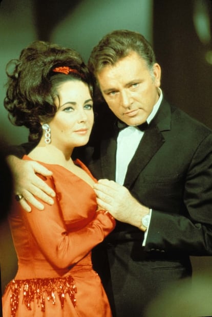 Se casó dos veces con Richard Burton, con el que mantuvo una relación tormentosa, con alcohol, celos y apasionadas reconciliaciones.